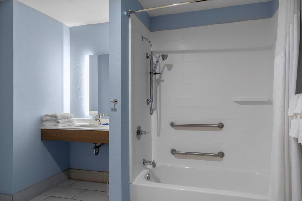 Queen Room with Two Queen Beds - Hearing Accessible/Non-Smoking interior